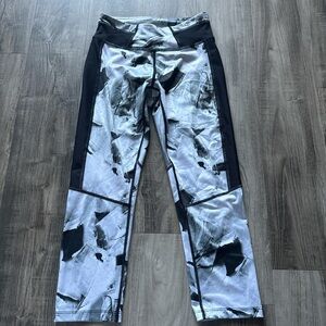 Tek Gear Capri Leggings in Black and Gray Marble